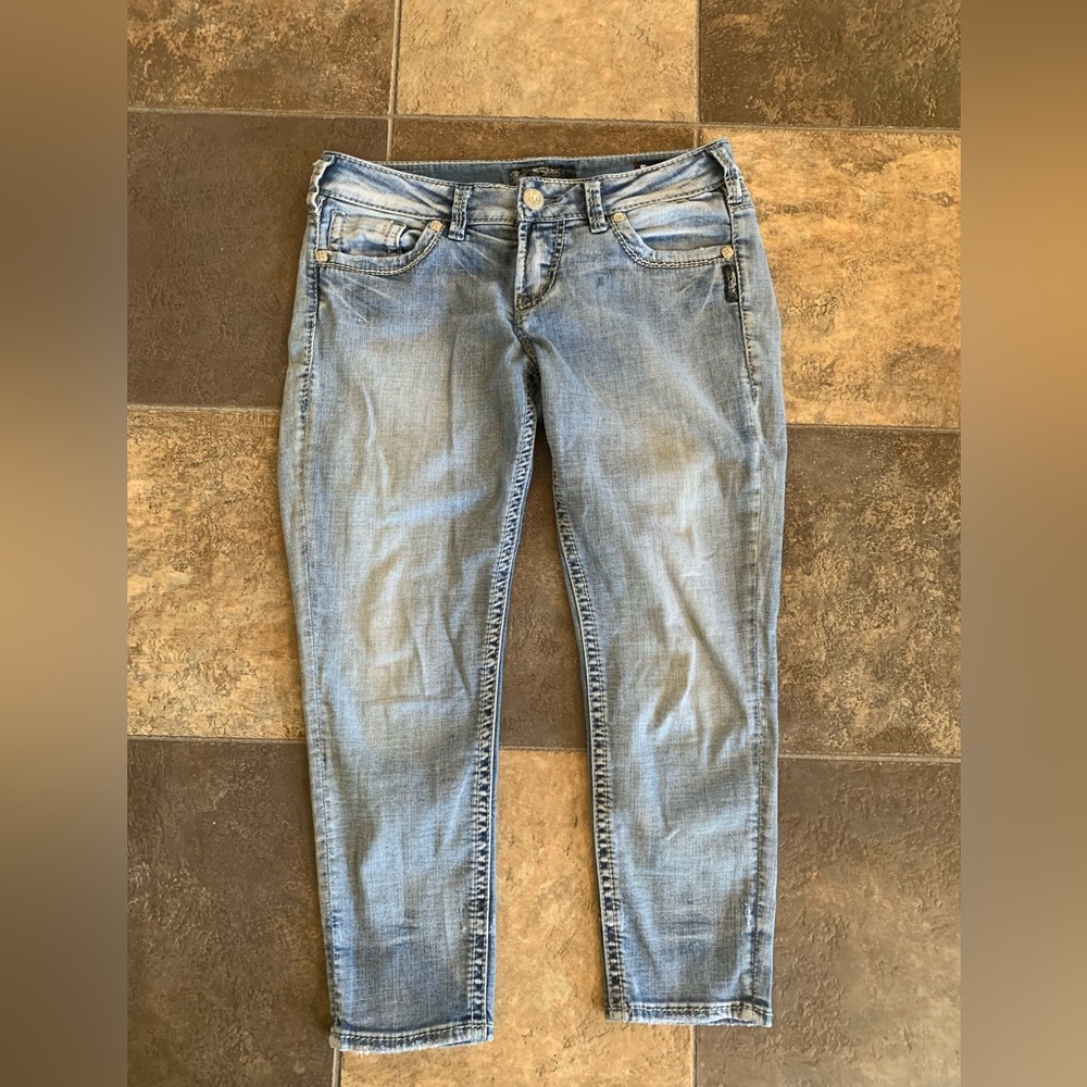 Woman’s silver capris jeans!